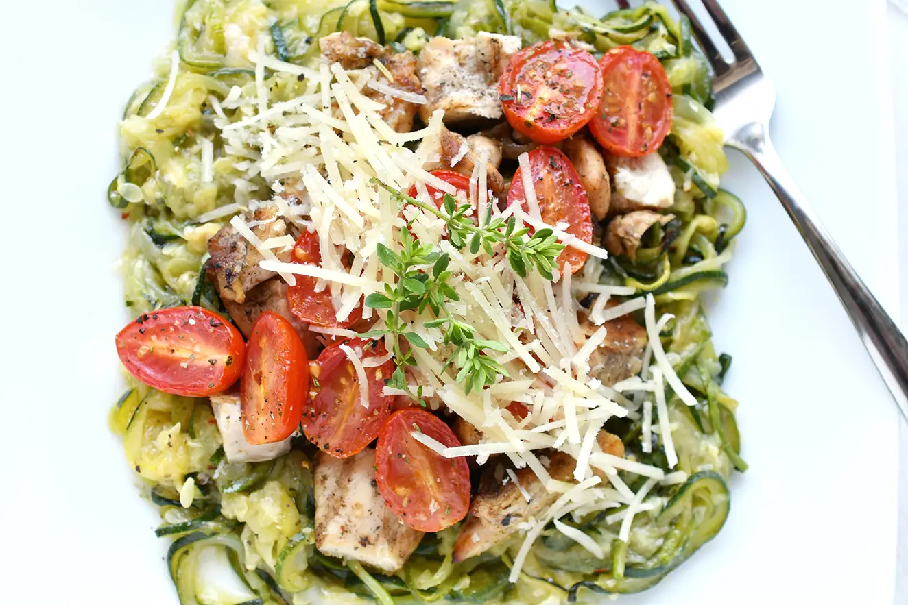 Read more about the article MOZZARELLA AND PESTO CHICKEN WITH ZOODLES